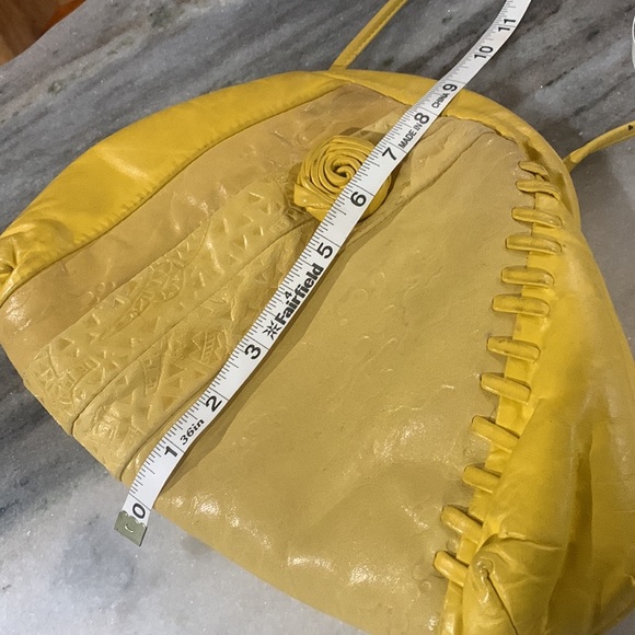 Vintage Yellow Leather Purse with Floret - Picture 15 of 16
